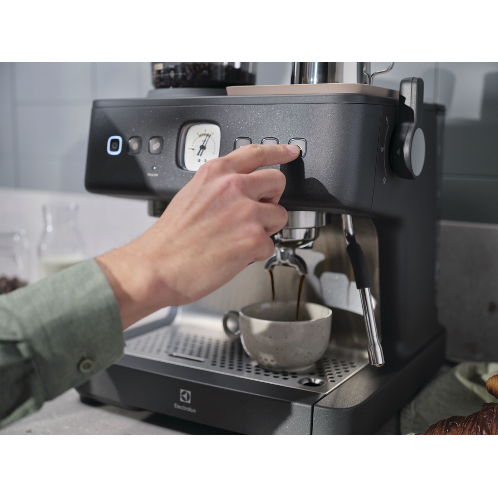 Ріжкова кавоварка еспресо Electrolux E8EC1-8BP